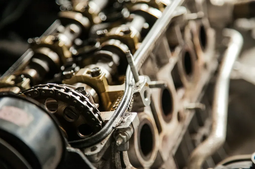 Jak nowoczesne systemy mocowania i hydraulika siłowa redefiniują precyzję w rzemiośle i przemyśle?